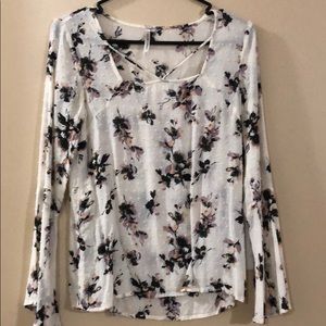 Color Thread floral bell Sleeve Top